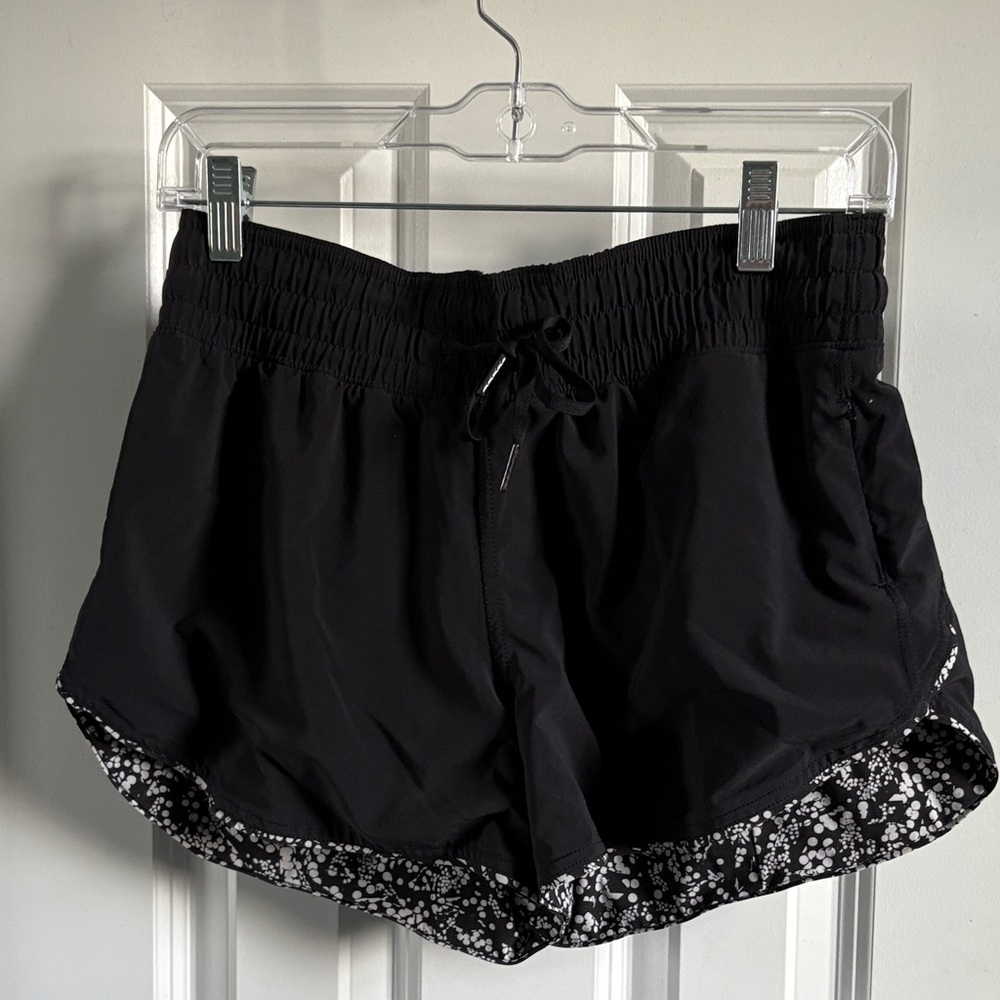 Lululemon Reversible Black White Shorts sz 6